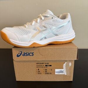 New ASICS Kid's Upcourt 5 Grade School Volleyball - Size 4